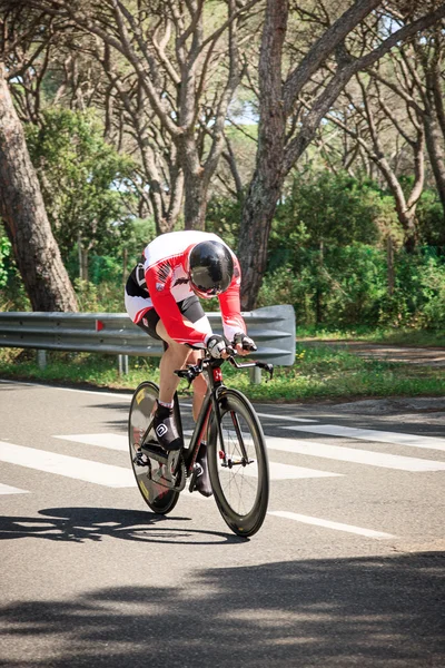 Grosseto, Italia - 09 de mayo de 2014: El ciclista discapacitado con la bicicleta durante el evento deportivo — Foto de Stock