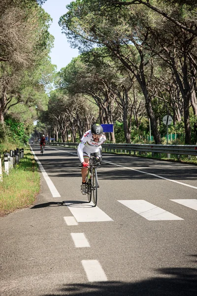 Grosseto, Italia - 09 de mayo de 2014: El ciclista sin brazo y pies con la moto durante el evento deportivo — Foto de Stock