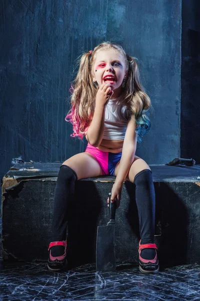 Horror, strzał: straszny zła dziewczyna z krwawy nóż — Zdjęcie stockowe