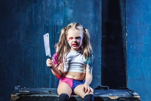 Ужасный выстрел: страшная злая девушка с окровавленным ножом — стоковое фото