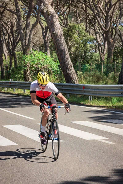 Grosseto, Italia - 09 de mayo de 2014: El ciclista discapacitado con la bicicleta durante el evento deportivo — Foto de Stock