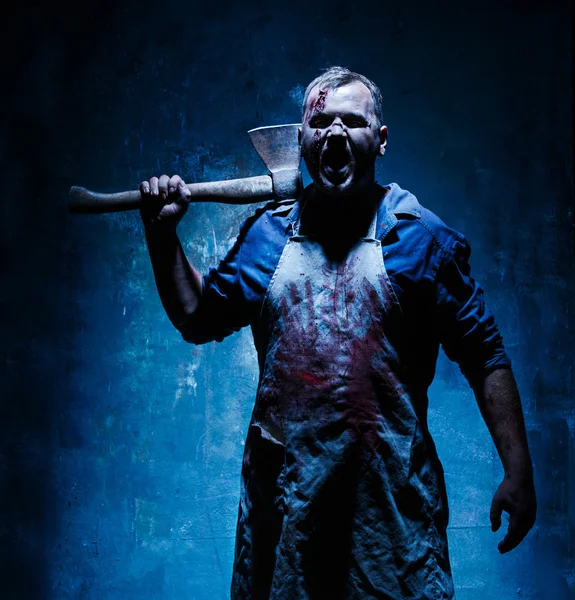 Bloody Halloween tema: assassino louco como açougueiro com um machado — Fotografia de Stock