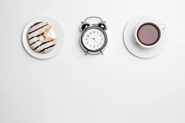 L'horloge, tasse, gâteau sur fond blanc — Photo