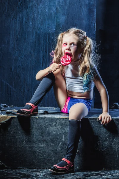La chica divertida crasy con dulces en el fondo oscuro — Foto de Stock