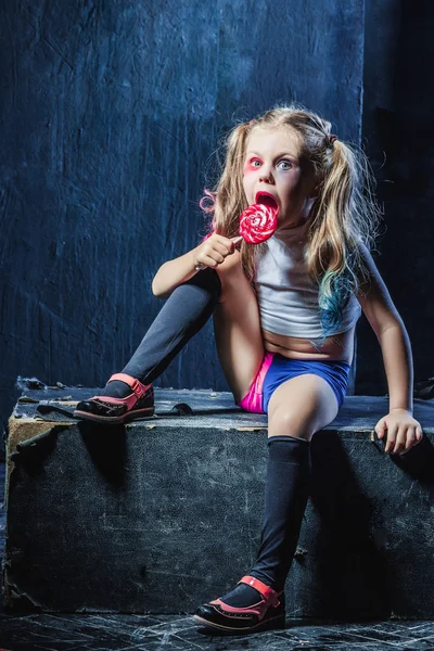 Crasy śmieszne dziewczyna z cukierków na ciemnym tle — Zdjęcie stockowe