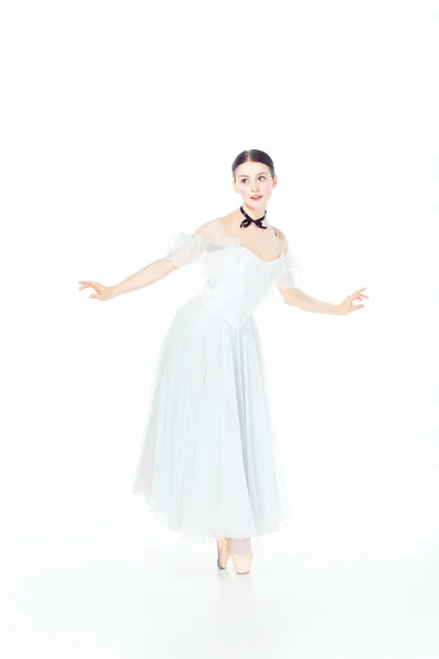 Ballerine en robe blanche posant sur pointes, fond studio . — Photo