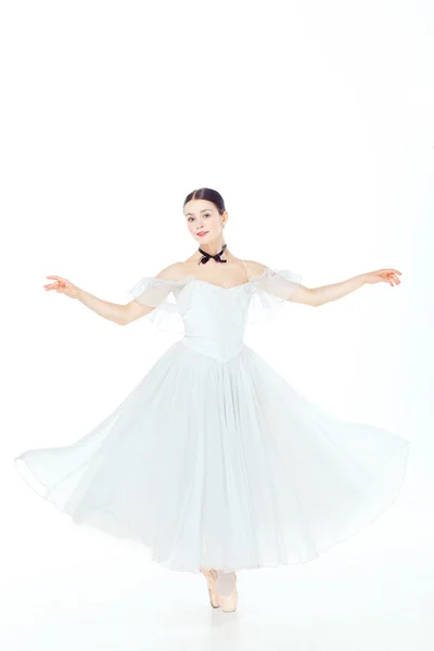 Bailarina em vestido branco posando em sapatos pontiagudos, fundo do estúdio . — Fotografia de Stock
