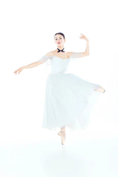 Ballerine en robe blanche posant sur pointes, fond studio . — Photo