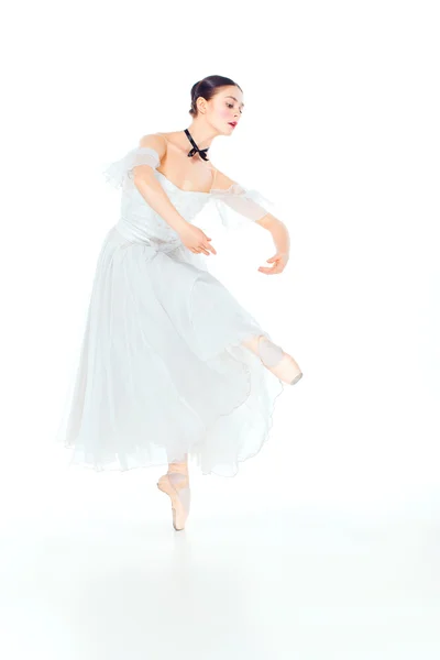 Bailarina em vestido branco posando em sapatos pontiagudos, fundo do estúdio . — Fotografia de Stock