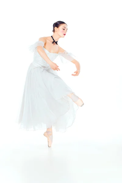 Bailarina en vestido blanco posando en zapatos puntiagudos, fondo de estudio . —  Fotos de Stock