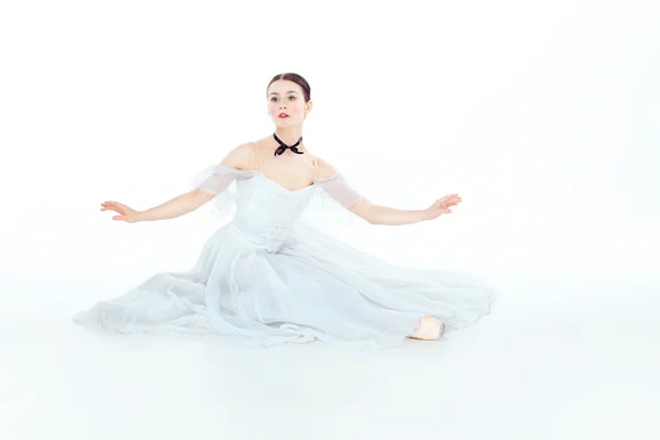 Bailarina em branco vestido sentado, estúdio de fundo . — Fotografia de Stock