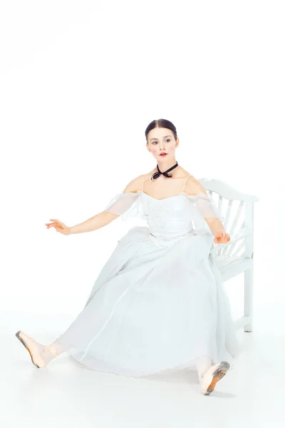 Bailarina en vestido blanco sentado, fondo del estudio . —  Fotos de Stock