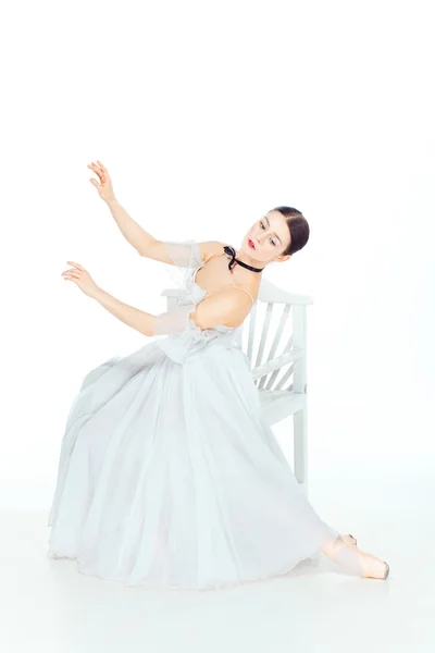 Балерина в белом платье сидя, студийный фон . — стоковое фото