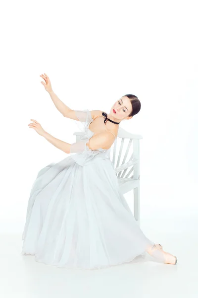 Ballerine en robe blanche assise, fond studio . — Photo