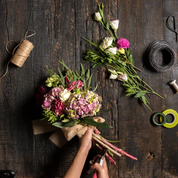 El escritorio florista con herramientas de trabajo y cintas — Foto de Stock