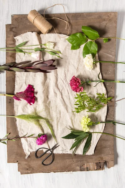 Las flores sobre fondo blanco de madera — Foto de Stock