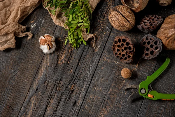 O desktop florista com ferramentas de trabalho — Fotografia de Stock