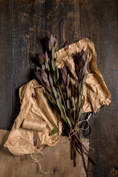 El escritorio florista con herramientas de trabajo — Foto de Stock