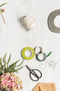 Çiçekçi masaüstü çalışma araçları ile