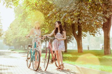Bisiklet Park iki genç kızla