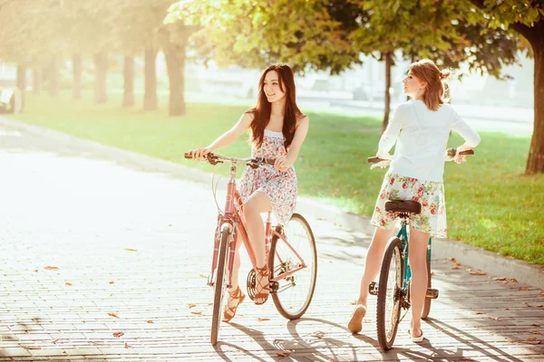 公園に自転車で 2 人の若い女の子 — ストック写真