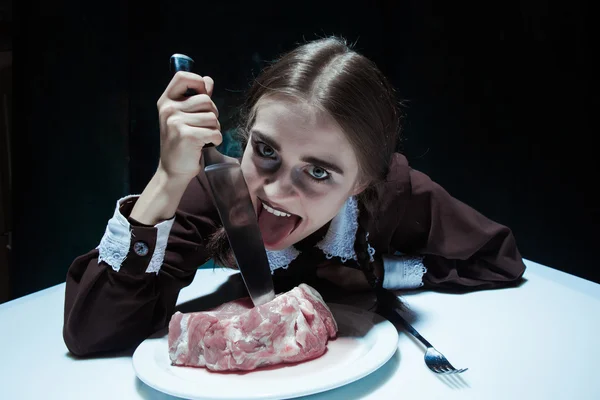 Кровавый Хэллоуин тема: сумасшедшая девушка с ножом и мясом — стоковое фото