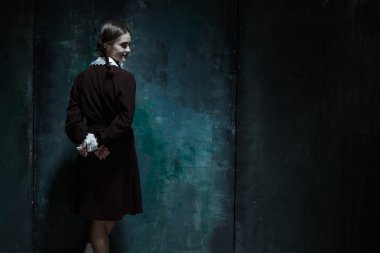 Katil kadın olarak Tekdüzen okuldaki genç gülümseyen kız portresi