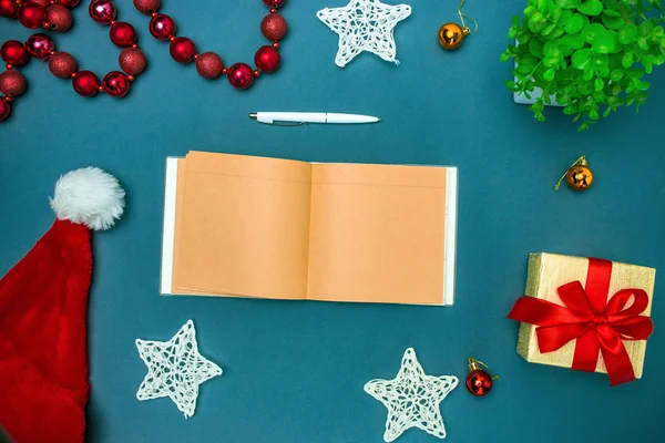 Tarjeta de felicitación maqueta de plantilla con decoraciones de Navidad . —  Fotos de Stock