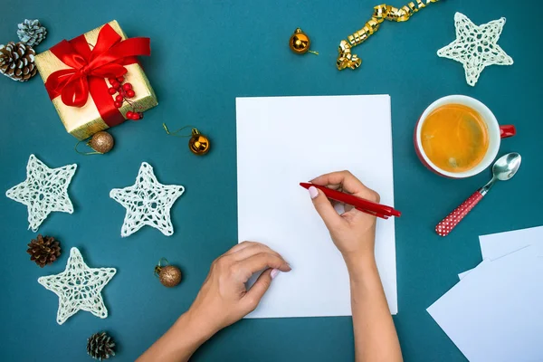 Las manos de la famale con decoraciones navideñas . —  Fotos de Stock