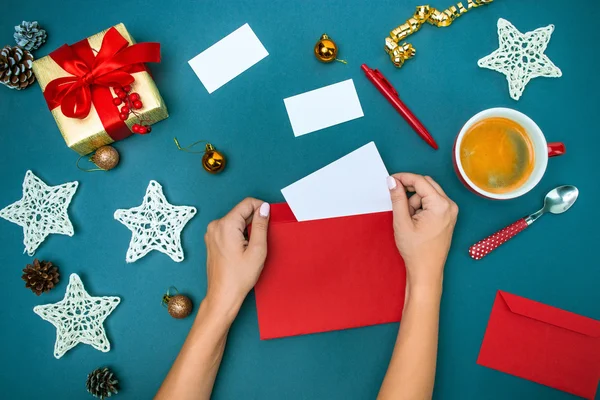 De handen van de famale met kerstversiering. — Stockfoto