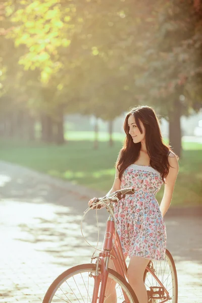 La joven con bicicleta en el parque —  Fotos de Stock