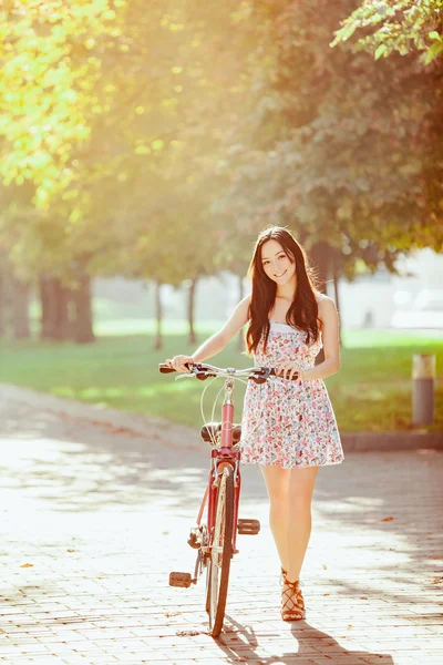 La joven con bicicleta en el parque —  Fotos de Stock