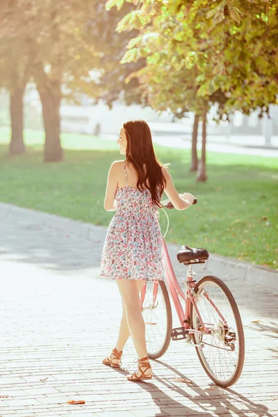 A menina com bicicleta no parque — Fotografia de Stock