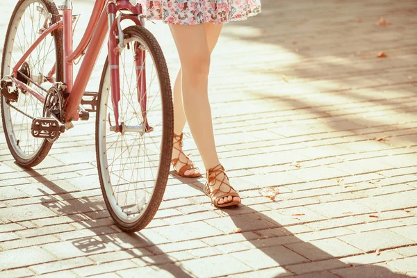 Het jonge meisje met fiets in park — Stockfoto