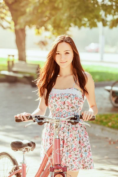 A menina com bicicleta no parque — Fotografia de Stock