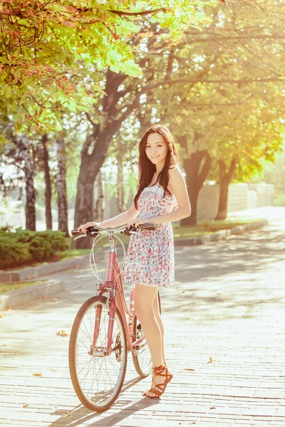 A menina com bicicleta no parque — Fotografia de Stock