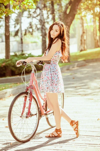 A menina com bicicleta no parque — Fotografia de Stock