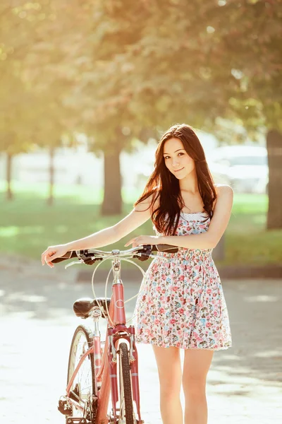 Młoda dziewczyna z rowerów w parku — Zdjęcie stockowe