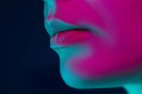 暗いスタジオの背景にネオンの光の中で女性ファッションモデルのクローズアップ肖像画. — ストック写真