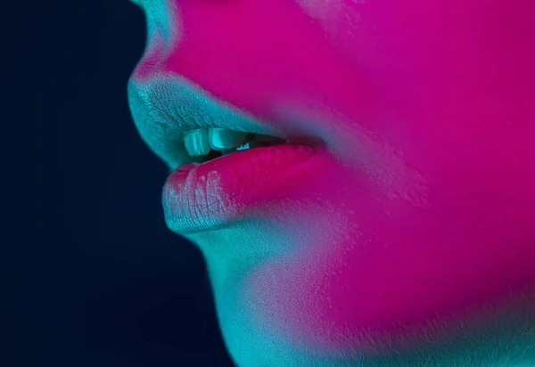 Közelkép portré női divat modell neon fény sötét stúdió háttér. — Stock Fotó