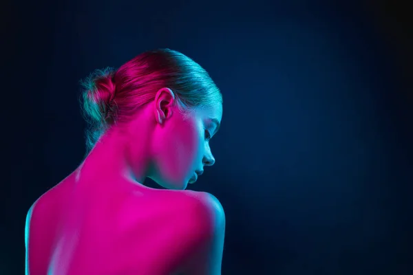 Retrato de modelo de moda feminina em luz de néon no fundo escuro estúdio. — Fotografia de Stock