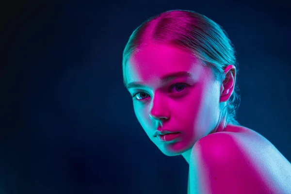 Retrato de modelo de moda feminina em luz de néon no fundo escuro estúdio. — Fotografia de Stock