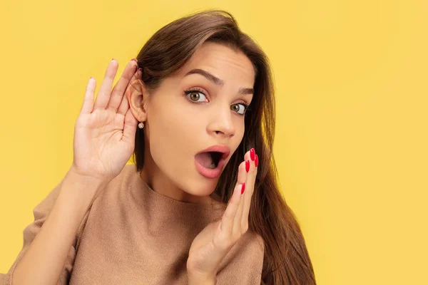 Retrato de jovem caucasiana com emoções brilhantes isoladas no fundo do estúdio amarelo — Fotografia de Stock