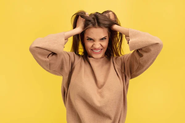 Porträtt av ung kaukasiska kvinna med ljusa känslor isolerad på gul studio bakgrund — Stockfoto