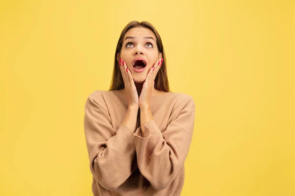 Retrato de jovem caucasiana com emoções brilhantes isoladas no fundo do estúdio amarelo — Fotografia de Stock