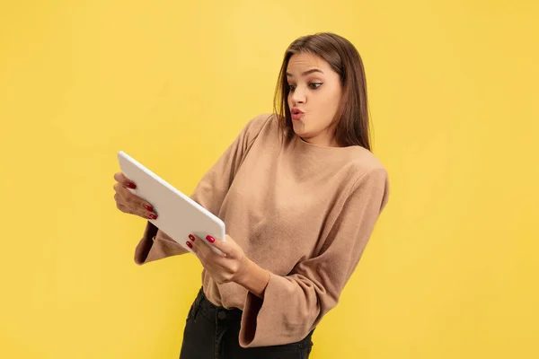 Retrato de una joven mujer caucásica con emociones brillantes aisladas en el fondo amarillo del estudio — Foto de Stock