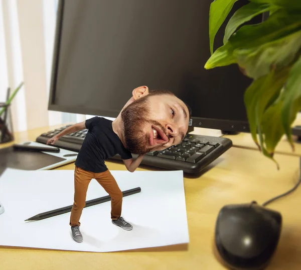 Cansado homem, trabalhador de escritório segurando sua enorme cabeça cansada, engraçado — Fotografia de Stock