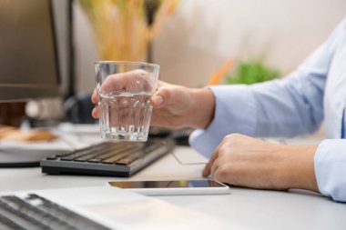 Uzaktan kumanda evden çalışıyor. İşyerinde bilgisayar, aygıt ve aygıtlarla.