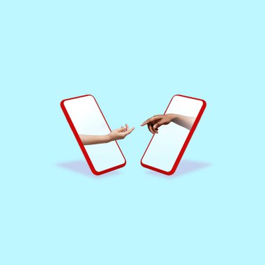 Eller mavi arka planda cep telefonlarının ekranlarında hareket ediyor. Koronavirüs salgını sırasındaki sosyal mesafe kavramı