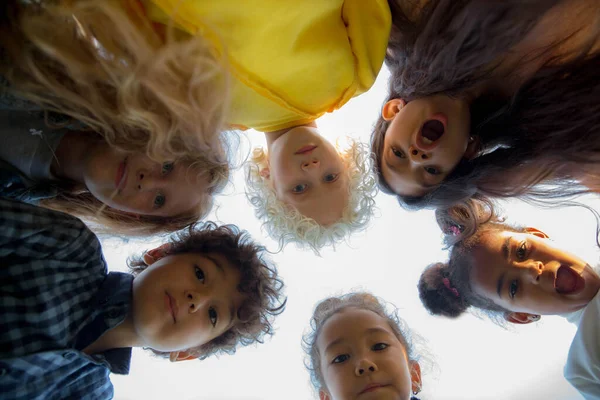 夏の日に公園で一緒に遊んでいる子供たち、女の子と男の子の人種間グループ — ストック写真
